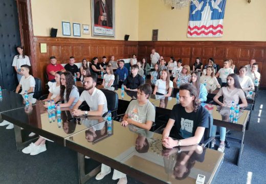Bijeljina: Nagrađeni učenici generacije osnovnih i srednjih škola