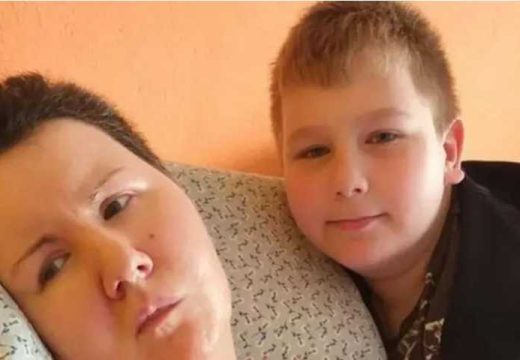 Dječak Dino (11) više ne mora da prodaje svoje igračke: Dobri ljudi prikupili novac za liječenje njegove majke