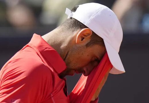 Tenis: Đoković povraćao na terenu tokom prvog kola Vimbldona (Foto)