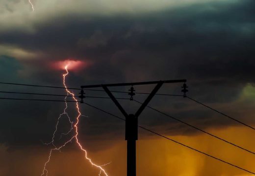 Nevrijeme napravilo haos u Hrvatskoj: Dvije osobe povrijeđene kada je elektrovod pao na kuću