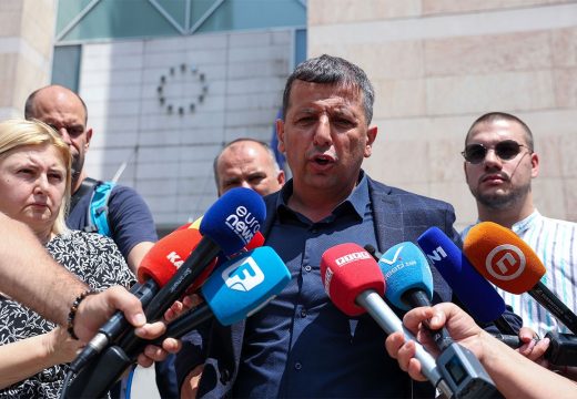 Incident ispred delegacije EU: Vukanović napadnut dok je kritikovao strance (Video)