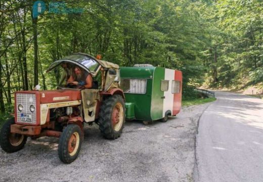 RS: Starim traktorom iz Njemačke stigao na Kozaru; Nikud ne žurim, hoću da upoznam svijet