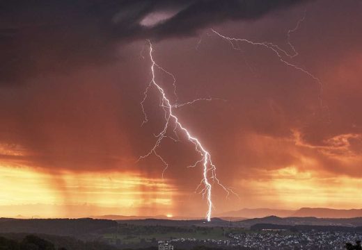 Olujni front ide prema Hrvatskoj: Upozorenja na grmljavinu, grad i prolome oblaka