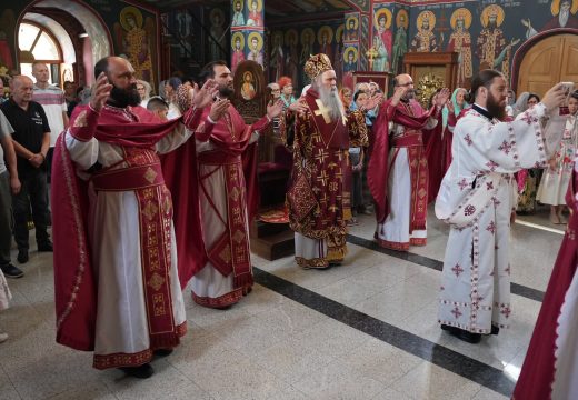 Mnoštvo vjernog naroda dočekalo mitropolita: Slava hrama u Dragaljevcu (Foto)