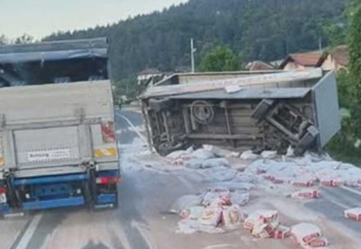 Nezgoda: Kamion pun brašna prevrnuo se kod Doboja (Foto)