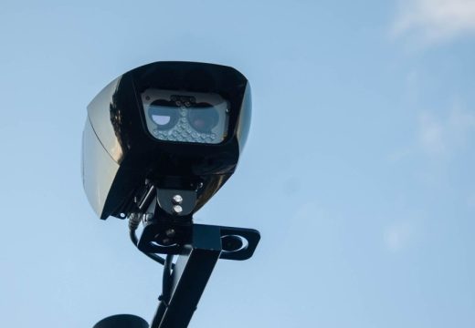 Saobraćaj: Novih 35 kamera u RS, detektuju nevezivanje pojasa i upotrebu mobitela za volanom