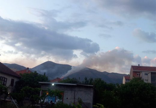Trebinje: Požar se širi Leotarom, vatrogasci brane kuće
