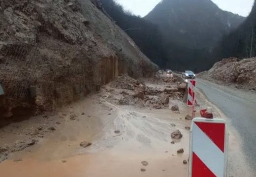 Tragedija u Srpskoj: Stijena pala na automobil, poginuo suvozač