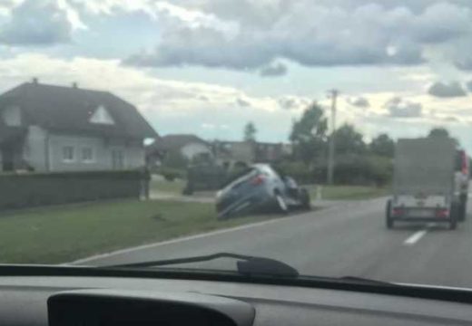 Oprez: Auto u kanalu u Kozarcu