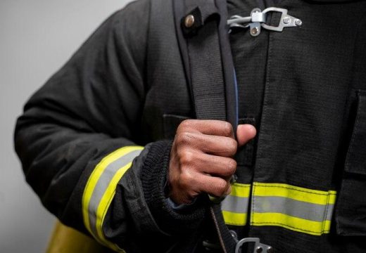 Surčin: Požar buknuo u zgradi, d‌jevojka skočila sa sprata