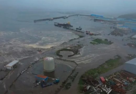 Voda sve guta:Prvi snimci cunamija u Rusiji (Video)