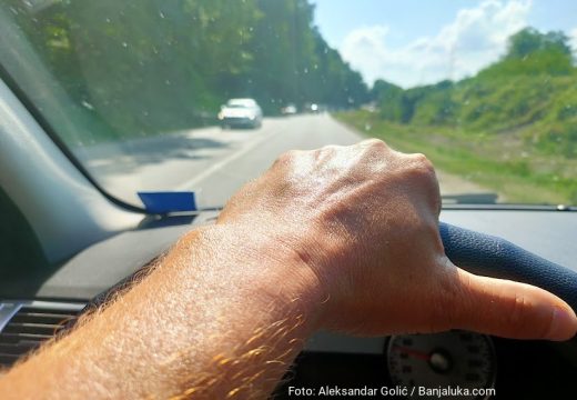 Apel iz AMS RS: Vozači se upozoravaju na pojačanu frekvenciju vozila i visoke temperature