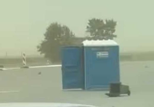 Video: Nevrijeme “prebacilo” WC iz Hrvatske u Srbiju