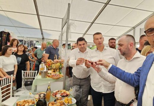“Ponosan sam na ljude koji čuvaju naše običaje”: Darko Banjac i Nenad Nešić na Sajmu šljive u Ugljeviku (Foto, Video)
