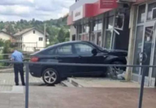 Teška nesreća u Tesliću: Automobilom uletio u banku (Foto)