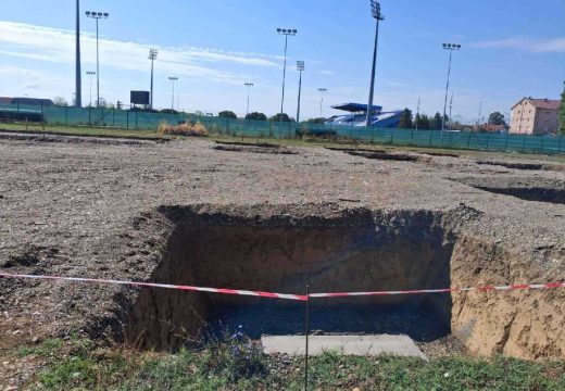 Gradilište sportske dvorane u Bijeljini: Prošla dva mjeseca od postavljanja kamena temeljca (Foto)