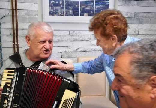 Gradiška: Slijepi muzičar Jovo Jerković svira 24 instrumenta i donosi radost (Video)