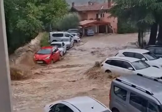 Potop u Sloveniji: Bujice nose sve pred sobom, putevi zatvoreni (Foto/Video)