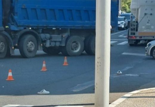 Cisterna udarila ženu u Konjicu: Papuče ostale na asfaltu, semafori ugašeni