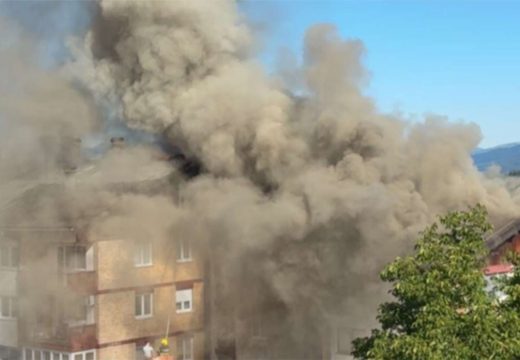 Nema informacija o povrijeđenima: Zgrada u Vlasenici u plamenu (Video)