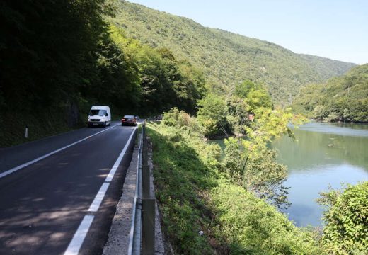 Jutros na putevima ima magle u kotlinama i duž rijeka: Velike gužve na 2 GRANIČNA PRELAZA na izlazu iz BiH
