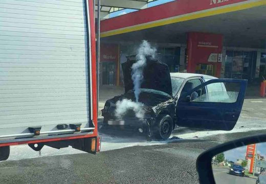 Sremska ulica: Požar u Bijeljini, gorio automobil