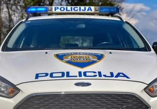 Obaviještena policija: Dvorište gradonačelnika Slavonskog Broda zasuto smećem (Foto)