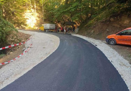U toku radovi: Asfaltiranje puta Milino selo – Koraj (Foto)