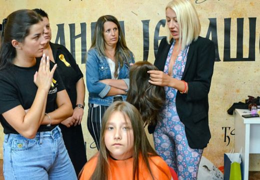 Oko stotinu građana: Teslićani darovali kosu za djecu oboljelu od karcinoma