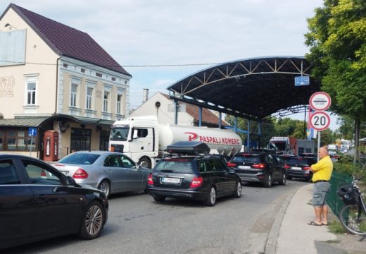 AMS RS: Velike gužve na graničnom prelazu u Gradišci