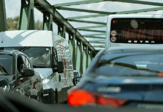 VOZAČI U KOLONAMA: Gužve na prelazima, čeka se i do 30 minuta