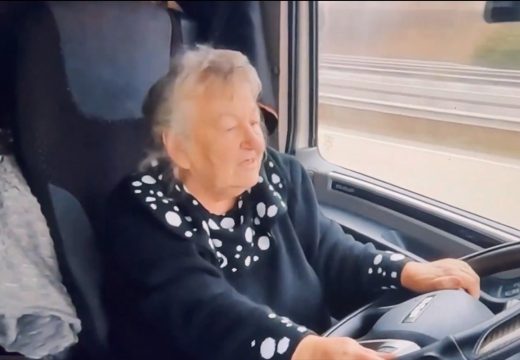 Baka Rosa je najstarija vozačica kamiona: Vozi “lađu” od 40 tona (Video)