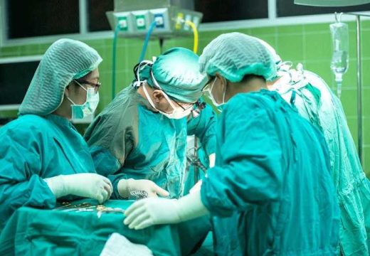 Banjalučki doktor objavio fotografiju: Iz kapka odstranjen crv od 6 cm (Foto)