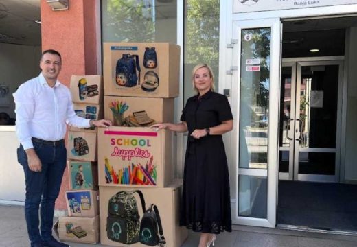 Podrška roditeljima pred početak školske godine: EVL obezbijedila 100 školskih setova