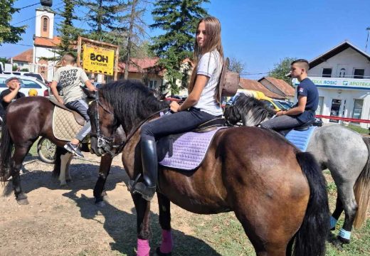 Treća fijakerijada i jagnjijada: Semberija u znaku fijakera i jagnjetine (Foto/Video)