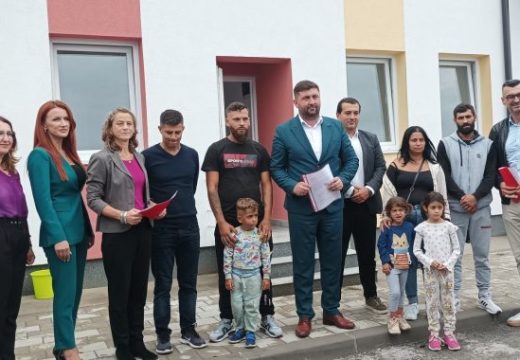 Grad Bijeljina i Karitas: Uručeni ključevi za tri stambene jedinice romskim porodicama