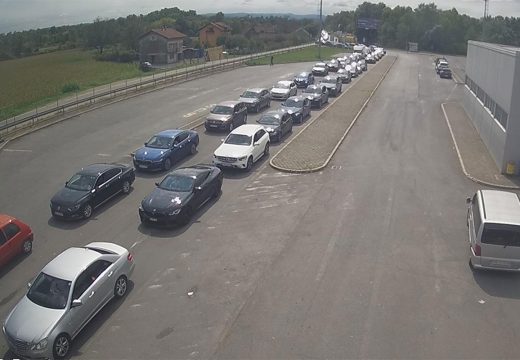 Na izlazu prema Hrvatskoj: Duge kolone na osam graničnih prelaza