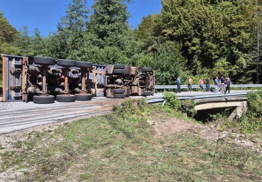 Poginuo vozač: Prevrnuo se kamion na putu Foča-Gacko