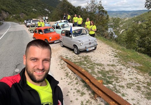 Avantura od 2000 kilometara: Sa šest fića obilaze BiH, najstariji ima skoro 70 godina (Video)