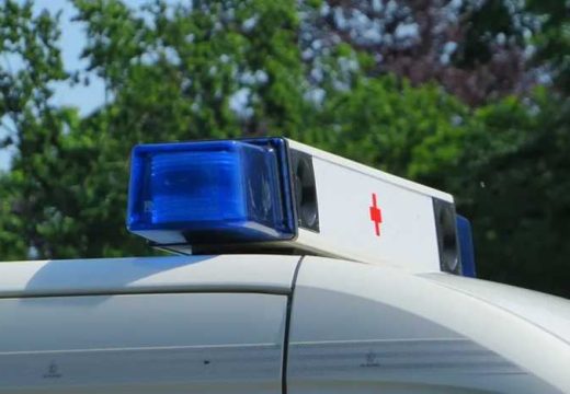 Tragedija kod Sremske Mitrovice: Beba (1) preminula nakon pada niz stepenice, majka privedena