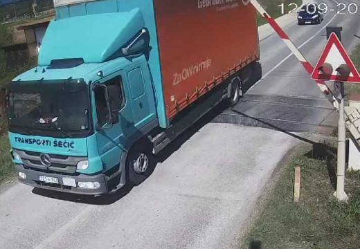 Opasna scena kod Stanara: Kamion polomio rampu, muškarac je trčeći uklonio s pruge (Video)