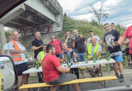 Kamiondžije na pauzi: Protest na autoputu uz pjesmu i harmoniku