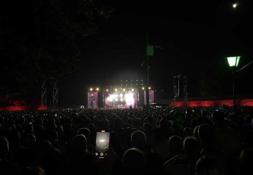 Banjaluka: Hiljade ljudi ispunile prostor tvrđave Kastel na koncertu Čole (Video)