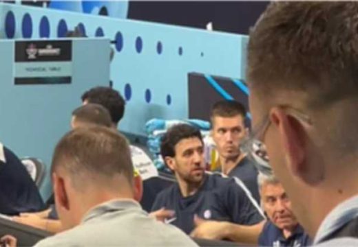 Vasilije Micić uočio svog dvojnika na tribinama pa mu poručio: “Hajde da se zamijenimo brate” (Video)