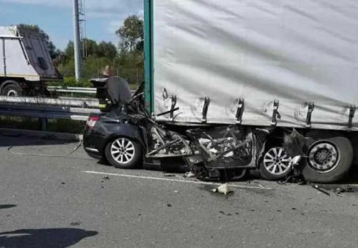 Detalji jezive nesreće: Poginula žena, sumnja se da joj je pozlilo u vožnji