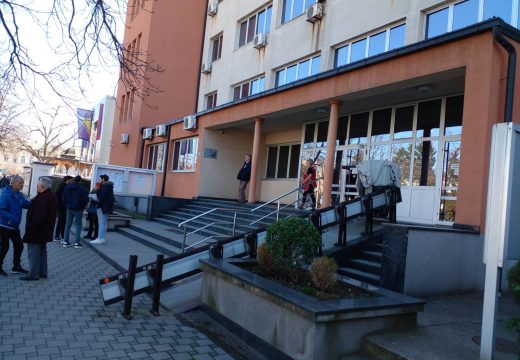 Ugrozila javni soabraćaj:  Iz nehata oborila vozača mopeda