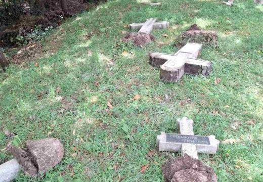 Osude za skrnavljenje pravoslavnog groblja: Uništeno 60 krstova u Zenici (Foto)