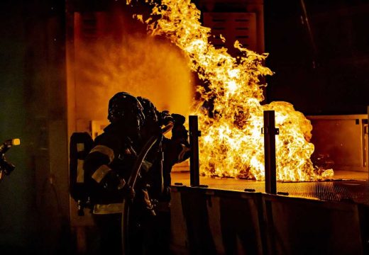 Požar u Srbiji: Čovjek umro ispred zgrade, ženu i sina oživljavali