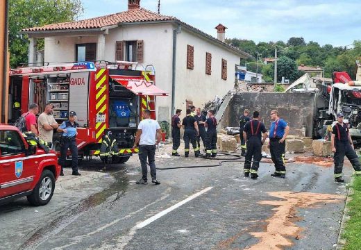 Teška nesreća kod Kopra: Kamion se prevrnuo i udario u kuću, povrijeđen državljanin BiH