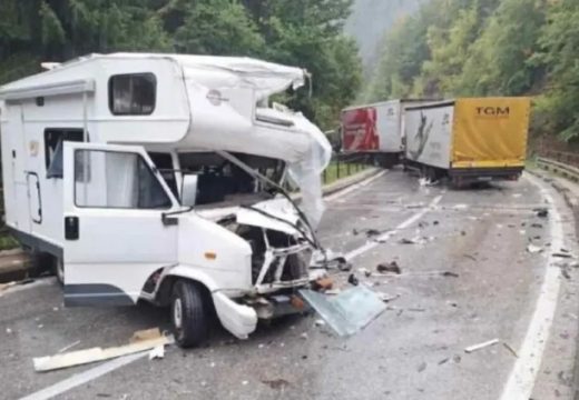 Teška nesreća u BiH: Saobraćaj potpuno obustavljen, trudnica teže povrijeđena